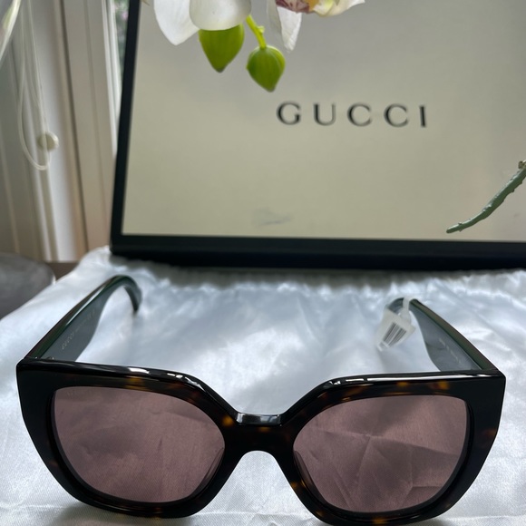 NWT Gucci Black Sunglasses w red and green strips on side main image 12